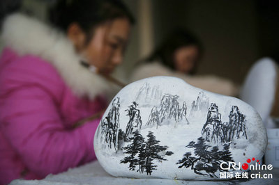 一筆一石繪錦繡，河南寶豐村民石畫闖出致富新路